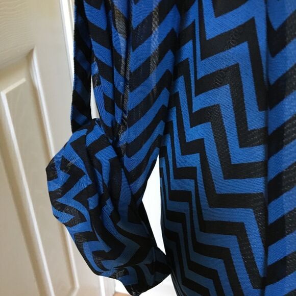 Blue and Black High-low Top - Picture 4 of 6